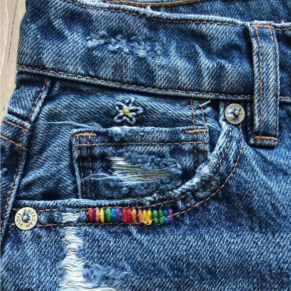 NWT American Eagle Love Embroidered Highest Rise Baggy Short Distressed Size 000 - Picture 4 of 13